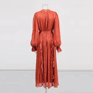 Vue de dos d'une robe longue vintage scintillante à manches longues avec volants et liens.