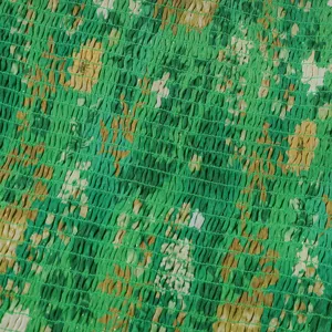 Detalle de textura de tela gasa smock floral verde primer plano moda vestido verano.