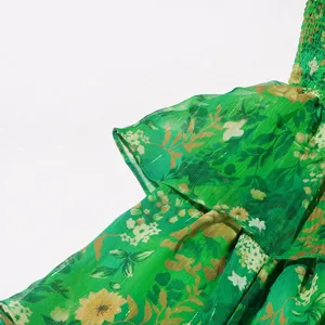 Detalle de vestido strapless escalonado de gasa floral verde, estilo pastoral dulce de verano.