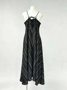 Elegante gestreepte lange jurk met spaghettibandjes voor dames, ideaal voor de zomer.