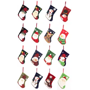 Kleine bestickte Weihnachtssocken fuer Kindergeschenke und Christbaumhaengedeckorationen.