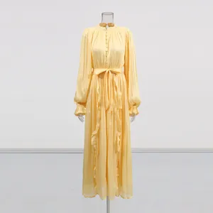 Exquise longue robe manches longues détails avec taille nouée et volants élégants.