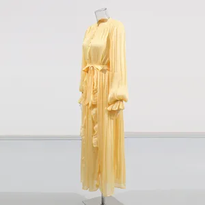 Vue détaillée de la robe longue en soie métallisée jaune avec un design noué à la taille.