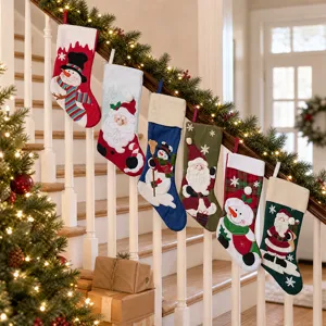 Festliche bestickte Weihnachtssocken, große hängende Geschenktüten für Kamin und Weihnachtsbaum.