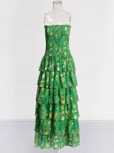 Dulce vestido largo verde floral sin tirantes con volantes, maxi vestido de gasa vista principal.