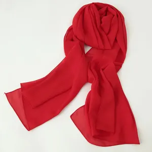 Élégant foulard en mousseline rouge vif, tissu léger et respirant pour la mode estivale.