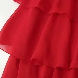 Détail de tissu mousseline rouge, texture de volants superposés, tissu de robe d'été légère.