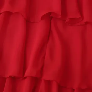 Détail de robe mousseline rouge, texture tissu à volants superposés, mode d'été
