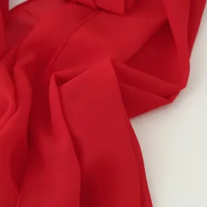 Détail de tissu mousseline rouge, matière légère et élégante, idéal pour votre belle robe d'été.