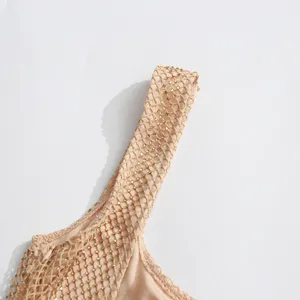 Vue en gros plan du détail de la bretelle en résille strassée brillante, montrant éclat et texture.