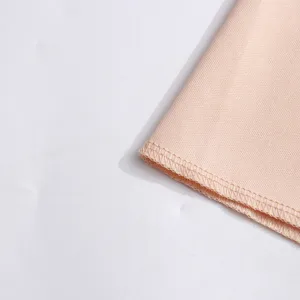 Vue détaillée de la texture du tissu exquis et des belles finitions de la robe d'été.