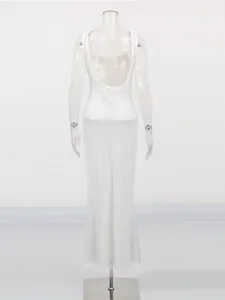 Robe longue blanche à bretelles en résille strassée, dos nu élégant pour soirée d'été.