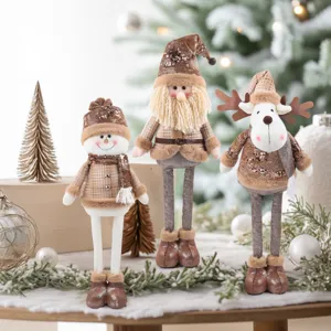Vista dettagliata di ornamenti in peluche di Natale con gambe lunghe, pupazzo e renna.