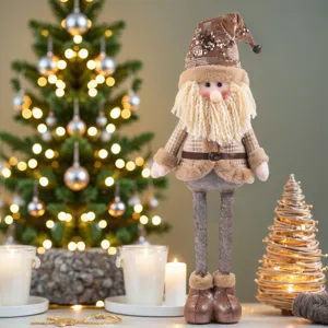Vista dettagliata della bambola di peluche di Babbo Natale con gambe lunghe per festa.
