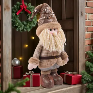 Primo piano del simpatico gnomo di Natale in peluche marrone con cappello di paillettes e gambe lunghe.