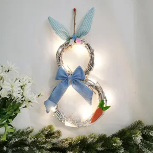 Detalle de corona luminosa conejo de pascua, ramas con lazo azul y luces LED.