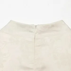 Dettaglio della cerniera lampo invisibile sul retro del colletto dell'abito elegante e raffinato.