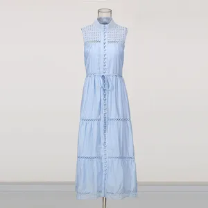 Robe longue sans manches bleu clair avec col montant, dentelle ajourée et lien à la taille.