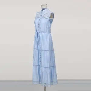 Vue détaillée de la robe longue sans manches bleu clair avec lacets, col montant et broderies.
