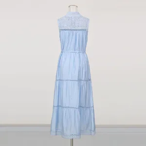 Robe longue sans manches bleu clair, vue de dos montrant la dentelle et la ceinture.