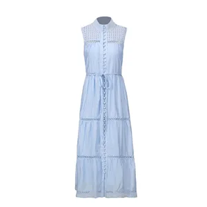 Détails de la longue robe sans manches bleu clair avec dentelle et cordon à la taille.