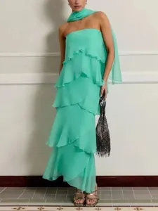 Élégante robe longue en mousseline vert menthe avec volants et écharpe assortie pour l'été.