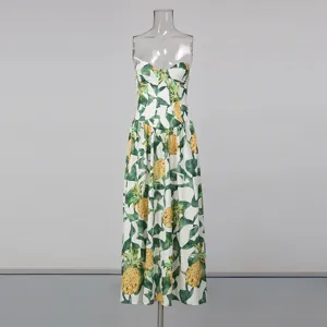 Gros plan détaillé de la robe longue sans bretelles avec un superbe imprimé ananas.