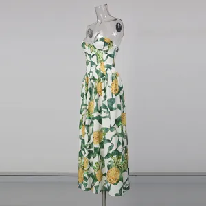 Vue de détail de la robe longue sans bretelles pour femmes avec imprimé ananas, motif du tissu.