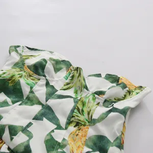 Vue rapprochée d'un bustier sans bretelles style vacances avec imprimé tropical d'ananas.