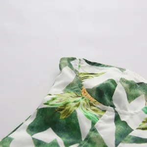 Gros plan sur les détails d'une robe bustier à imprimé feuilles tropicales et ananas.