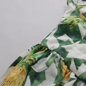Gros plan détaillé de la texture du tissu de la robe tube imprimé ananas tropical.