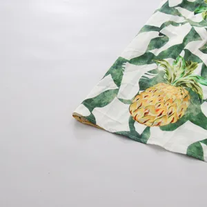 Vue détaillée du tissu et du superbe imprimé ananas tropical de cette longue robe.