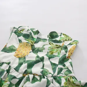 Détail de la robe bustier imprimé ananas de style vacances français chic et élégant.