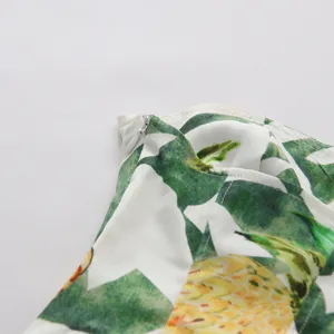 Gros-plan sur la robe bandeau à imprimé ananas tropical avec fermeture éclair cachée.