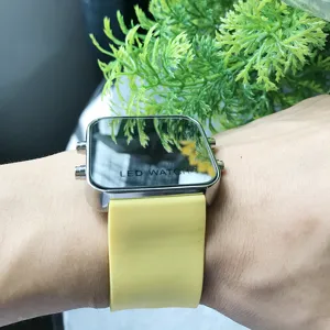Quadratische LED-Uhr mit gelbem Silikonband, Nahaufnahme zeigt das Zifferblatt detailgetreu.