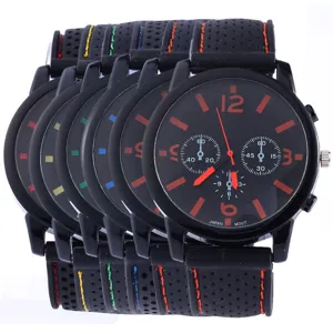 Herren Sport Quarzuhr mit schwarzem Zifferblatt und perforiertem Silikonarmband.