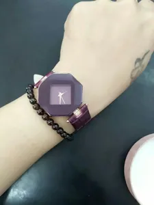 Nahaufnahme der Damen Facetten Kristall Uhr mit lila Armband und einzigartigem geometrischem Zifferblatt.