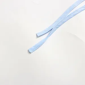 Détail de sangle en tissu bleu clair, texture douce avec fines coutures pour vêtements.