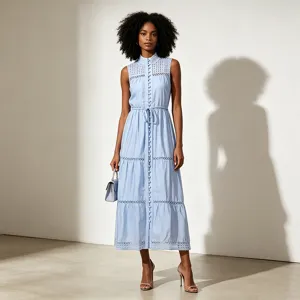 Vue détaillée de l'élégante robe longue sans manches ajourée en bleu clair avec boutons fins.