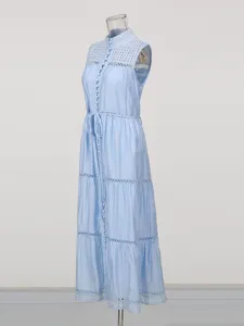 Robe longue de plage d'été bleu clair sans manches col officier dentelle taille nouée