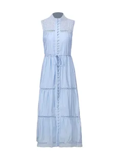 Magnifique robe longue d'été sans manches bleu clair avec col montant et lien ajustable.
