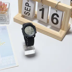 Vista dettagliata dell'orologio sportivo digitale nero con display a coniglio, ideale per studenti.