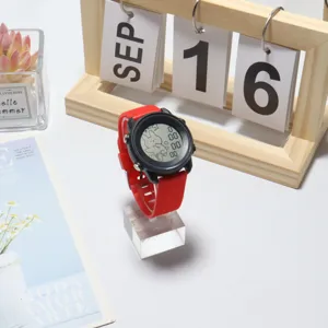 Primo piano di un orologio sportivo digitale rosso con display digitale a forma di coniglio.