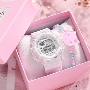 Montre électronique transparente avec bracelet chat mignon dans un coffret rose, vue détaillée.