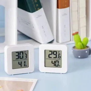 Mini thermo-hygromètre numérique en détail avec un écran LCD clair pour la maison.