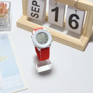 Vista dettagliata del simpatico orologio digitale per bambini con cinturino rosso.