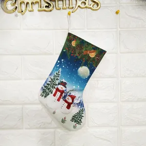 Weihnachtsstrumpf Geschenktüte mit süßem Schneemann-Druck, festliche Dekoration Aufhängung Detail.