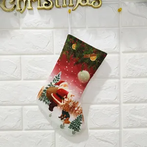 Detailansicht Weihnachtsstrumpf, rote hängende Geschenktüte mit festlichem Weihnachtsmann.