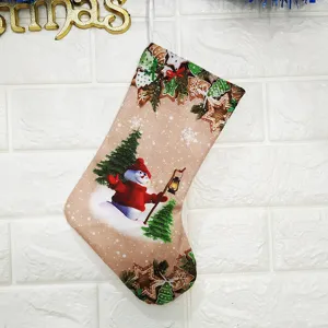 Weihnachtsstrumpf Detailaufnahme mit dem niedlichen Schneemann und Lebkuchenmann Musterdesign.