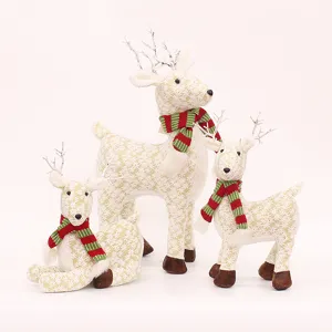 Ensemble de figurines de rennes en tissu de Noël avec écharpes pour belle décoration.